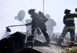Firefighter injured while battling house fire in Oakland