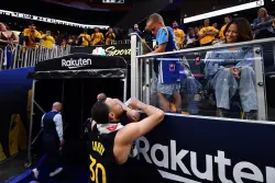 Watch Steph Curry try to comfort son Canon after Game 6 loss
